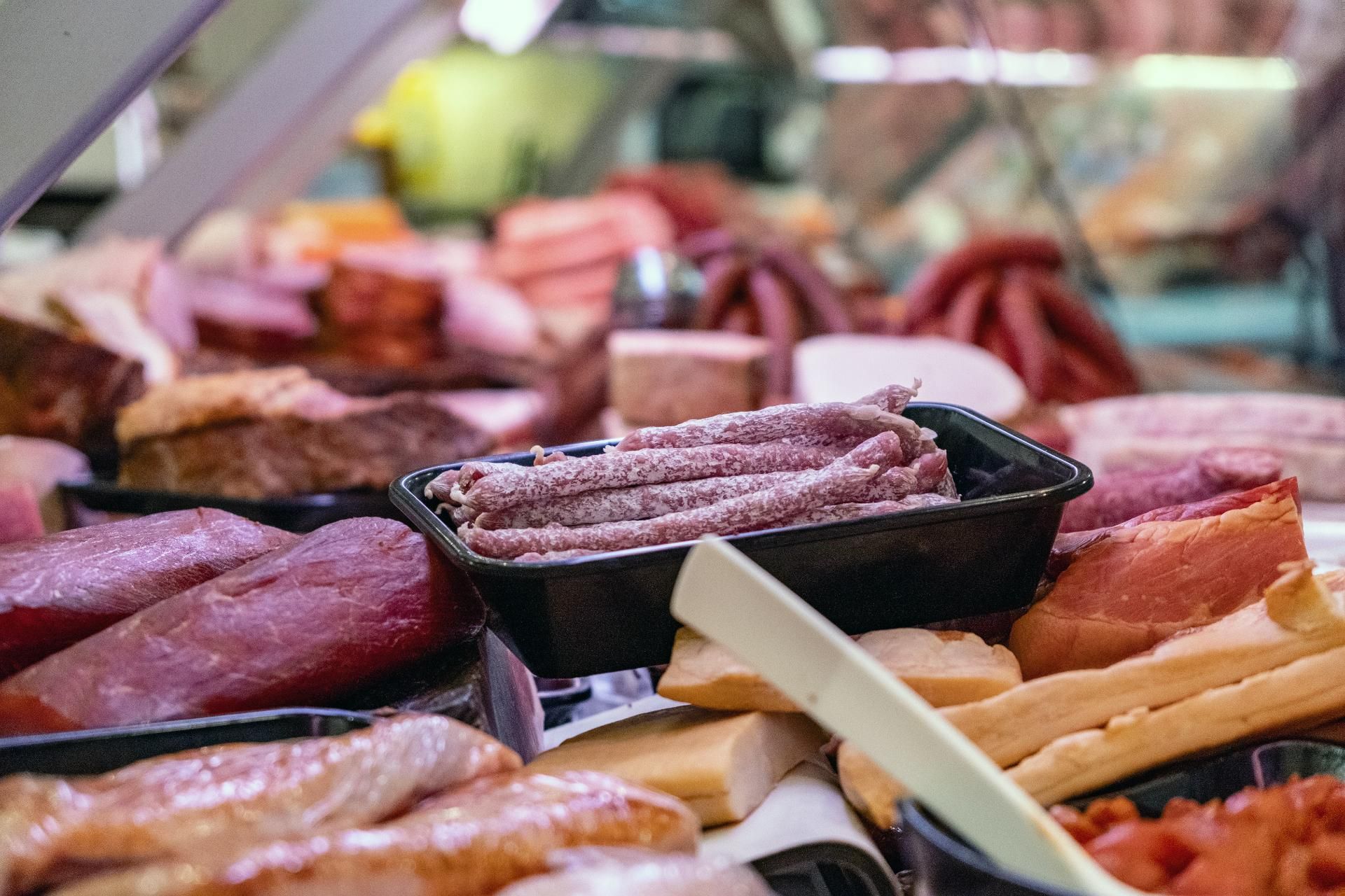 Große Auswahl frischer Fleisch- und Wurstwaren in der Theke der Metzgerei Pfann.