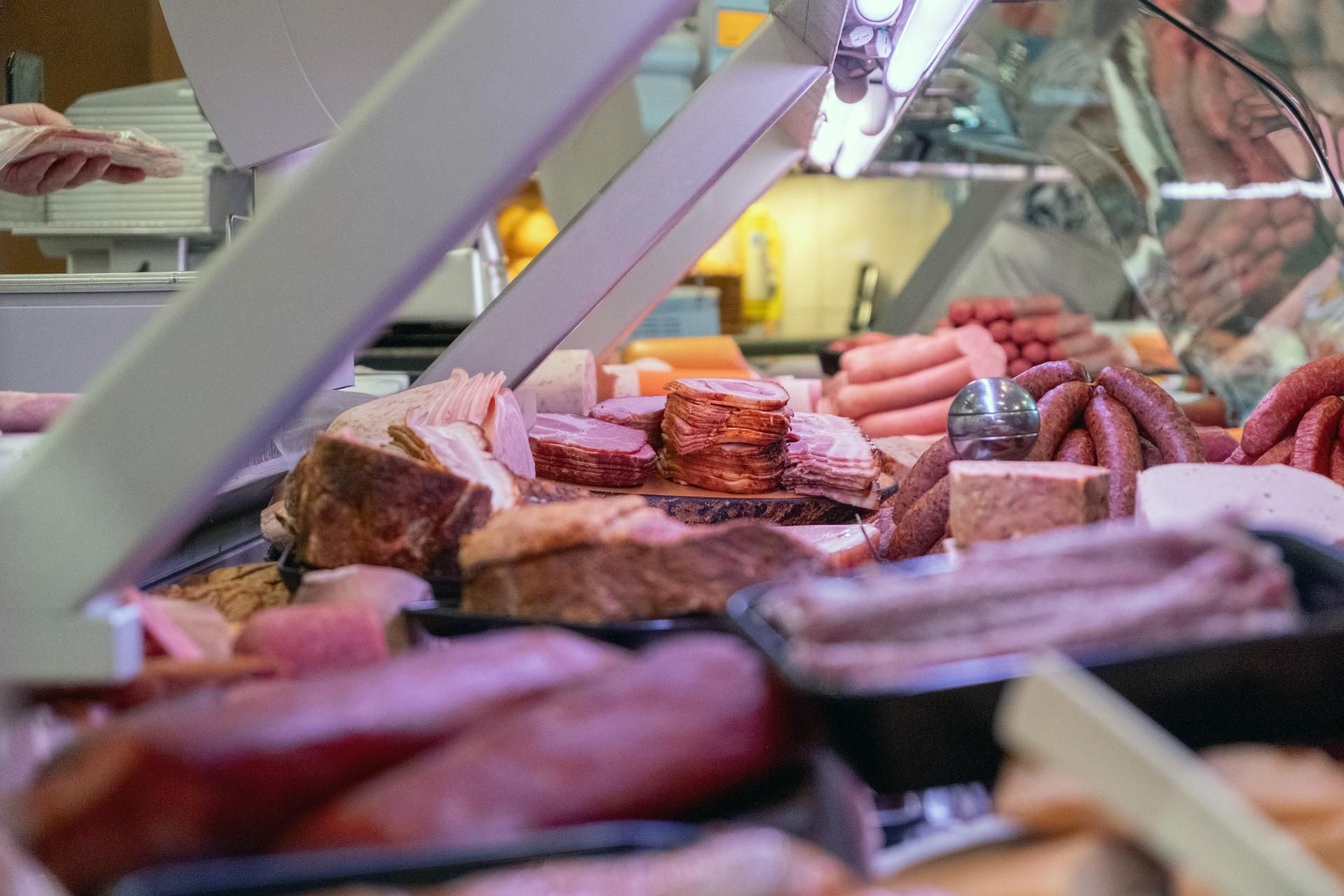 Auswahl an Wurst- und Fleischspezialitäten aus traditionellem Metzgerhandwerk.