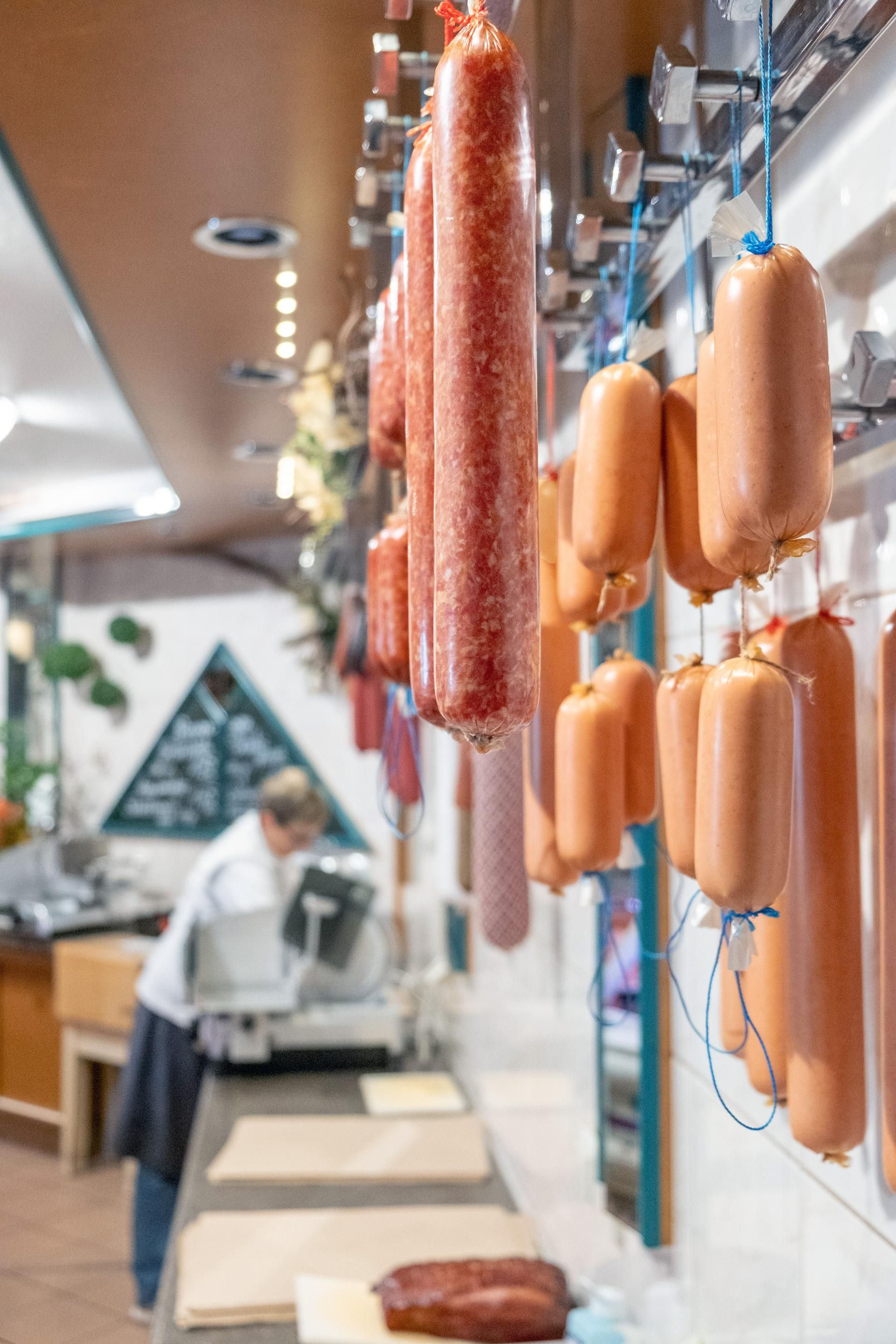 Geräucherte Würste aus eigener Herstellung in der Metzgerei