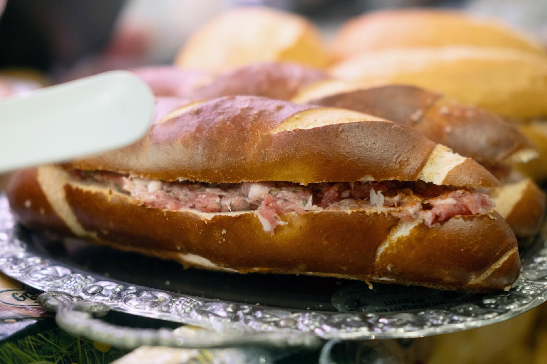 Frisch belegtes Brötchen mit Wurst aus der Metzgerei Pfann
