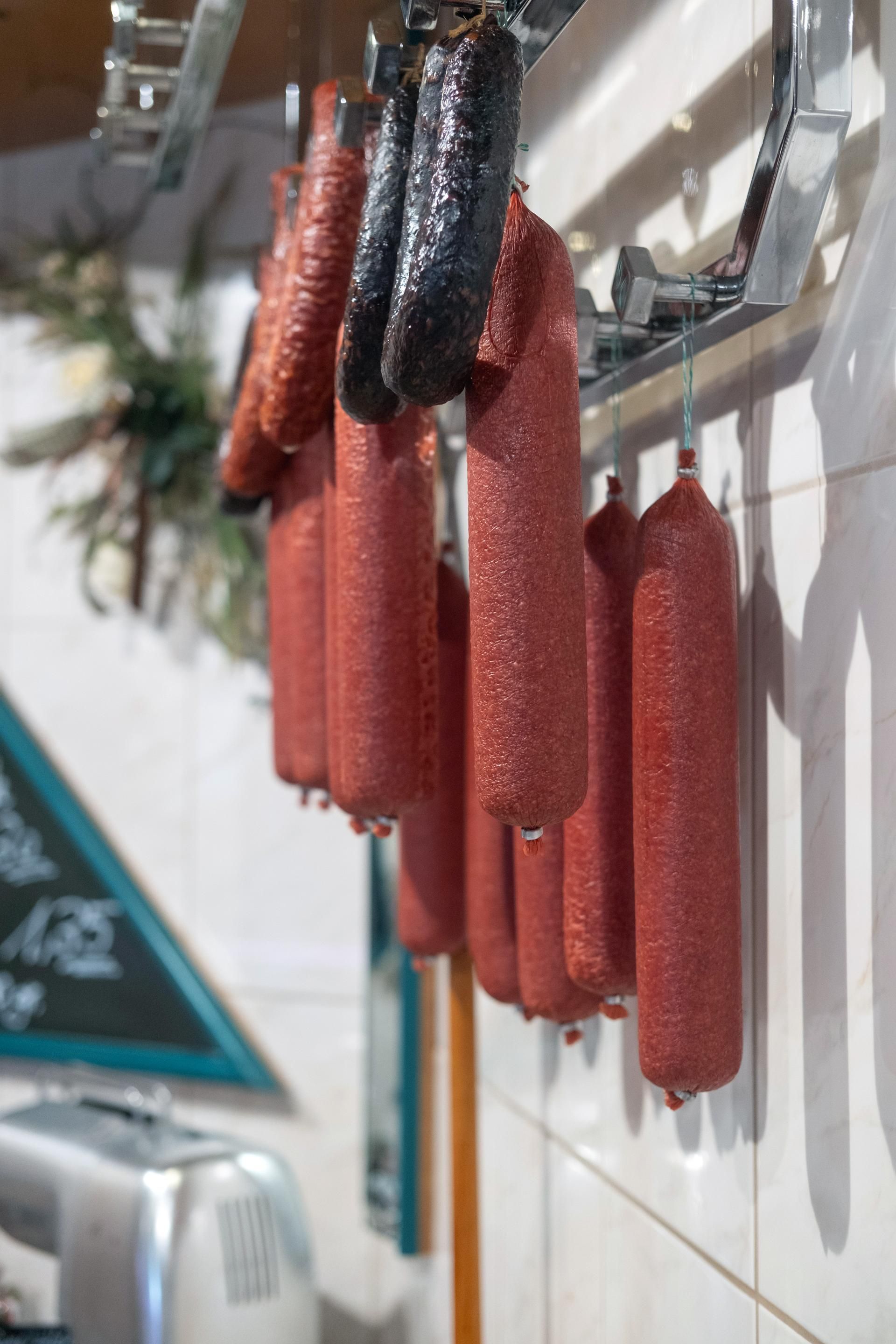 Geräucherte Würste traditionell aufgehängt in der Metzgerei Pfann