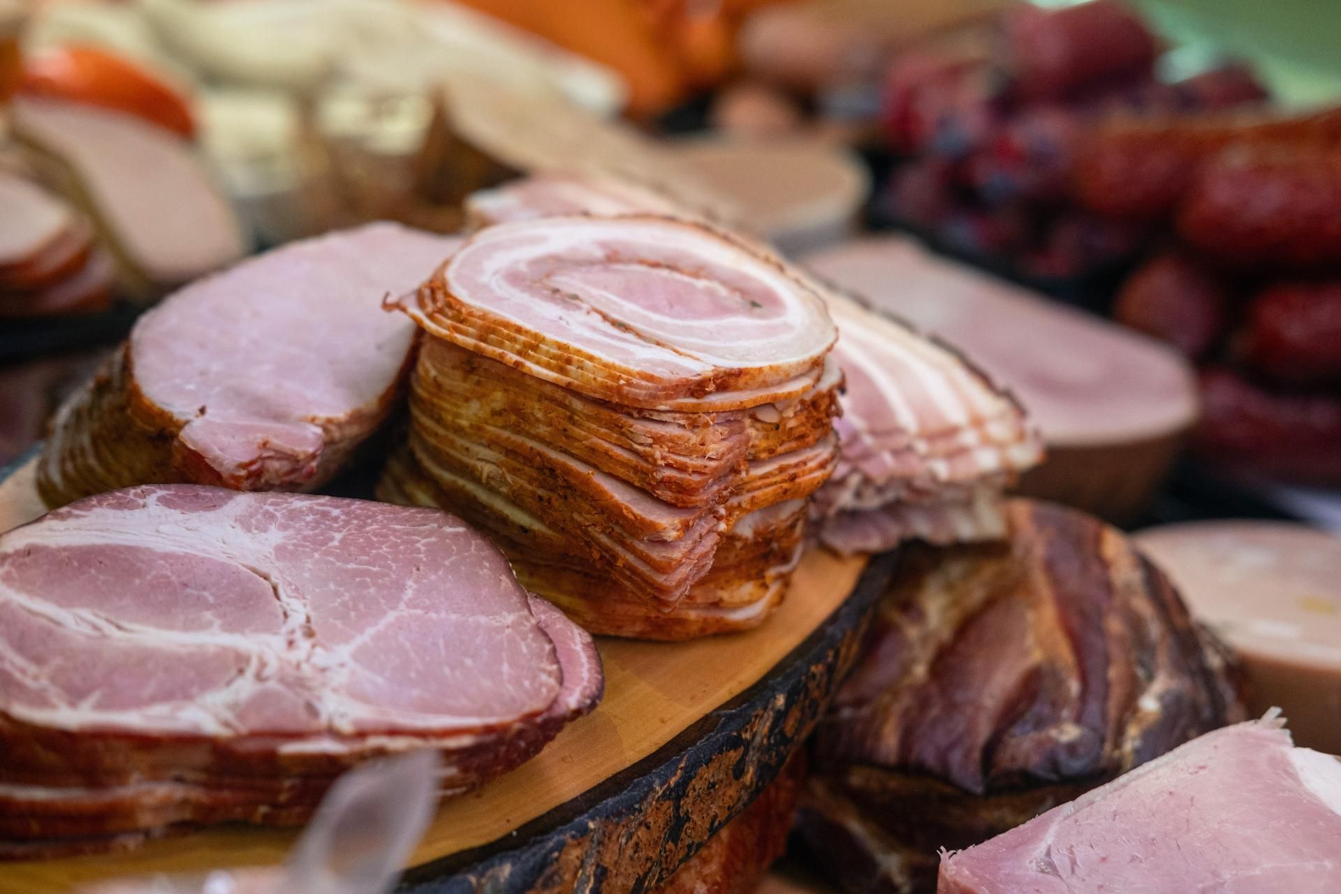 Schinken- und Aufschnittspezialitäten aus eigener Herstellung der Metzgerei