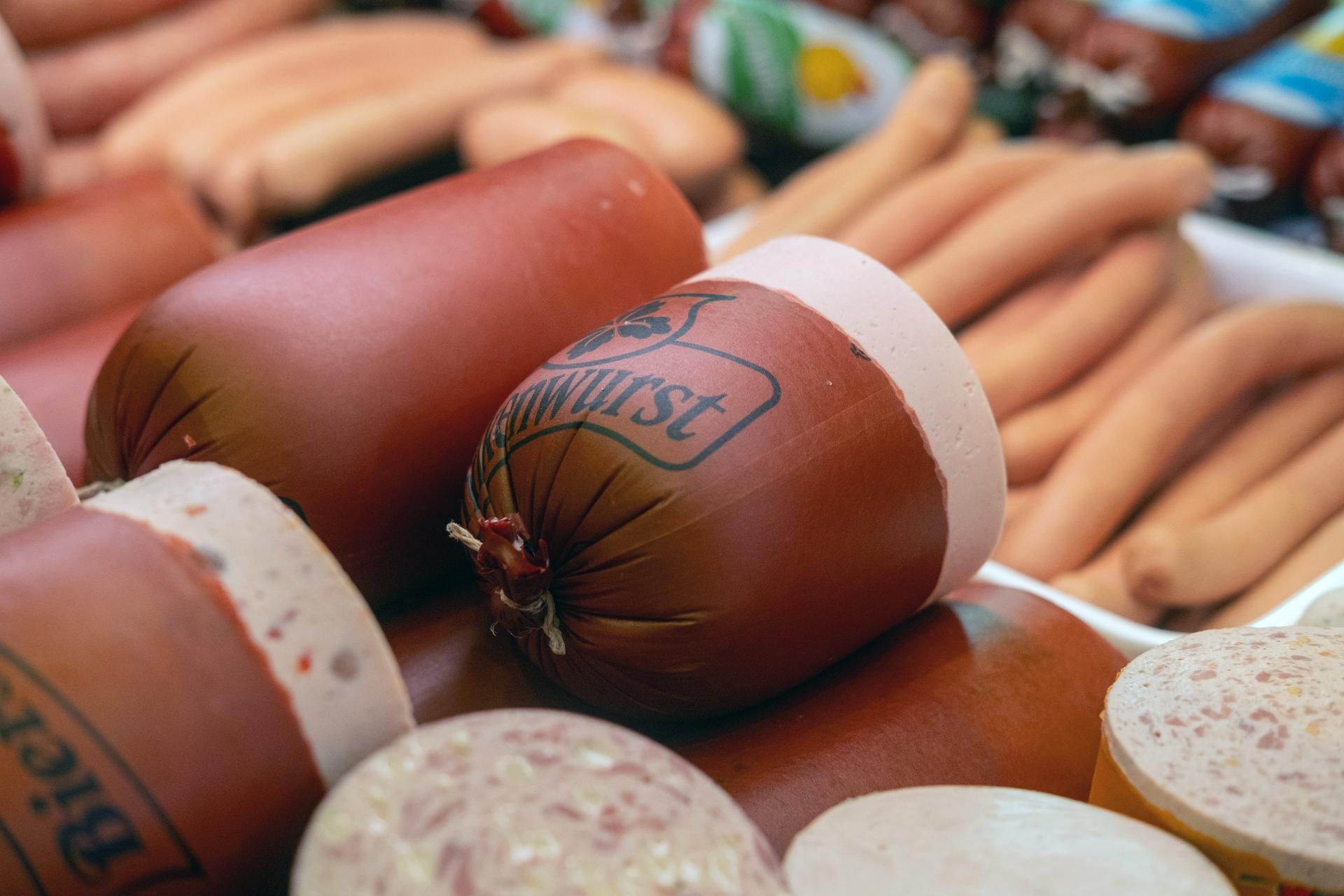 Hausgemachte Wurstwaren und Brühwürste aus traditioneller Metzgerherstellung