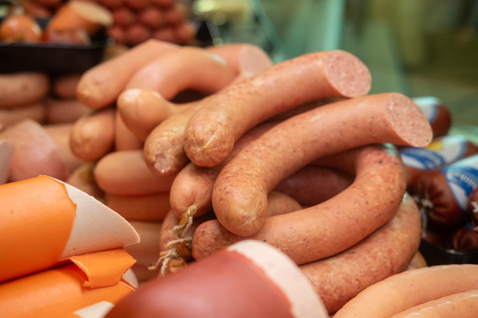 Frische Brühwürste und Wurstspezialitäten in der Metzgerei-Theke.
