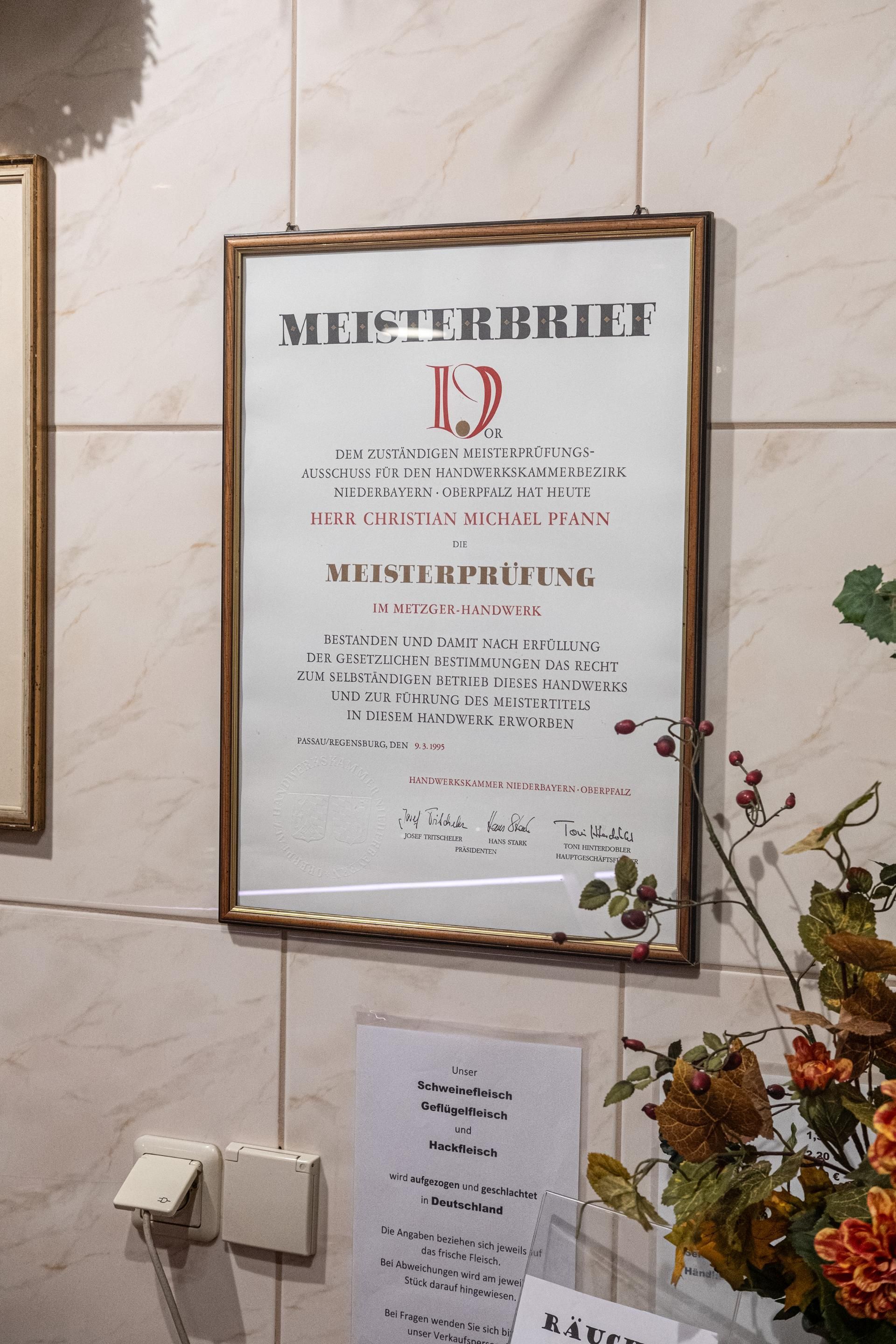 Meisterbrief der Metzgerei Pfann als Nachweis handwerklicher Qualität und Ausbildung