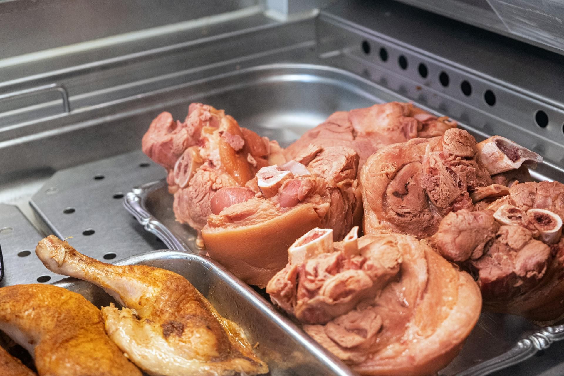 Gekochte Fleischspezialitäten frisch aus dem Kessel in der Metzgerei.