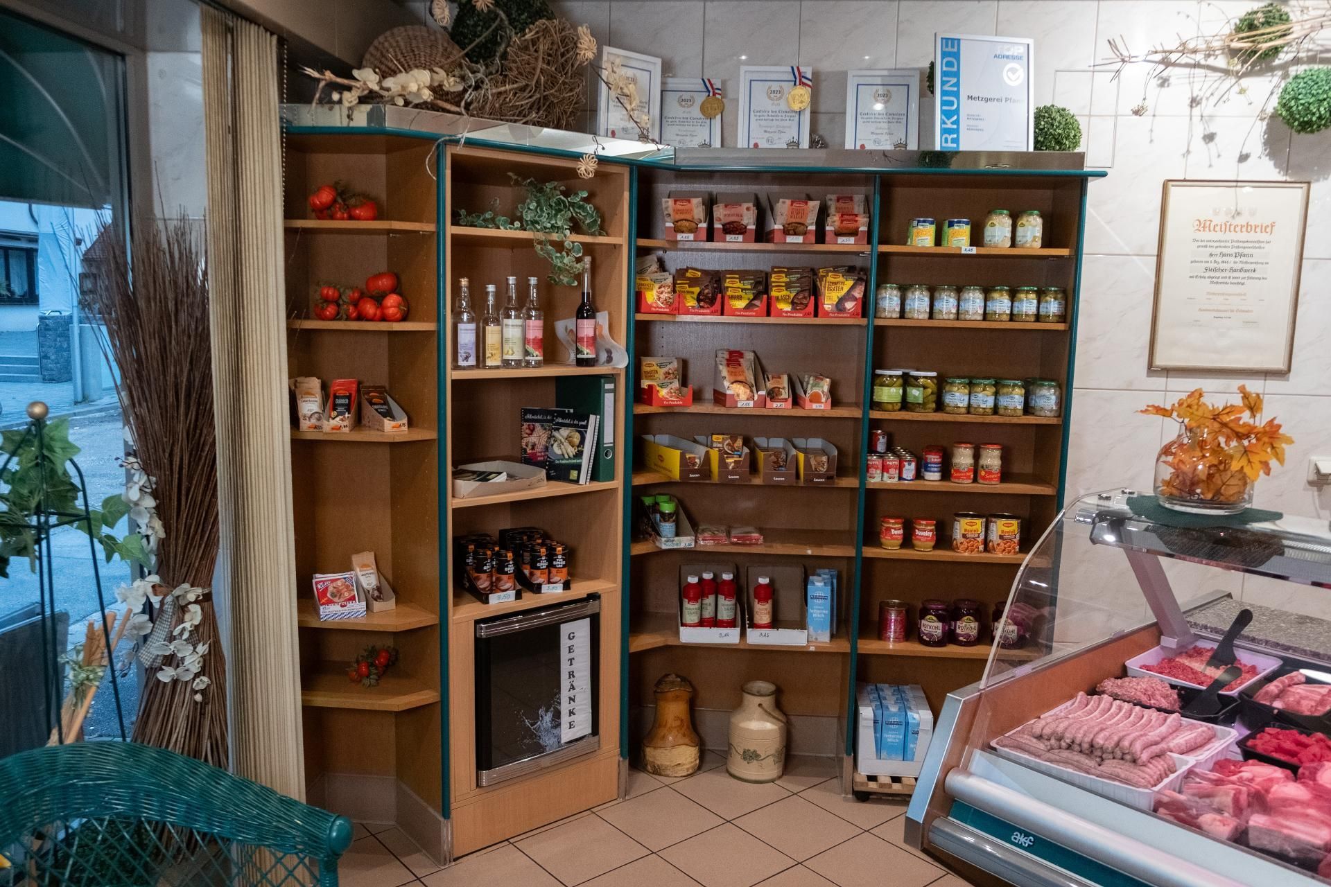 Verkaufsraum der Metzgerei mit Feinkostregal und regionalen Produkten