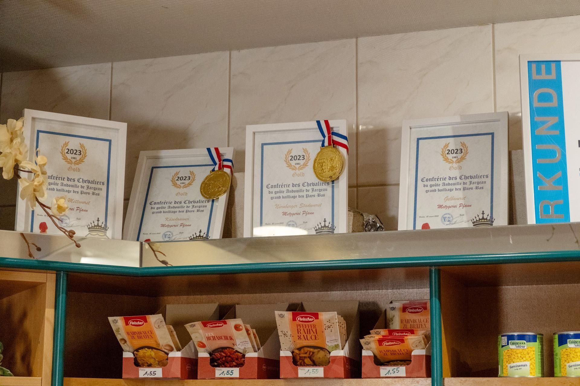 Auszeichnung und Pokal der Metzgerei Pfann für Qualität und handwerkliche Leistung.