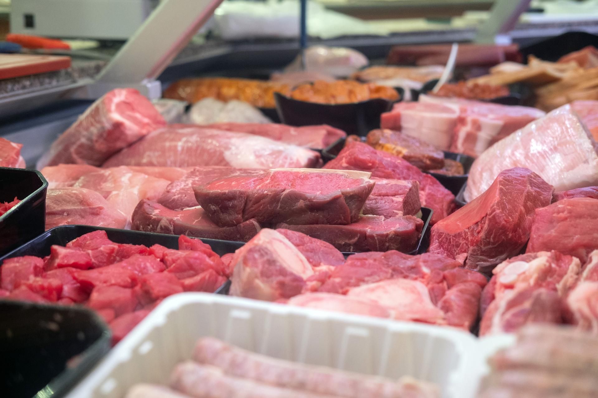 Große Auswahl frischer Fleischstücke in der Theke der Metzgerei Pfann.