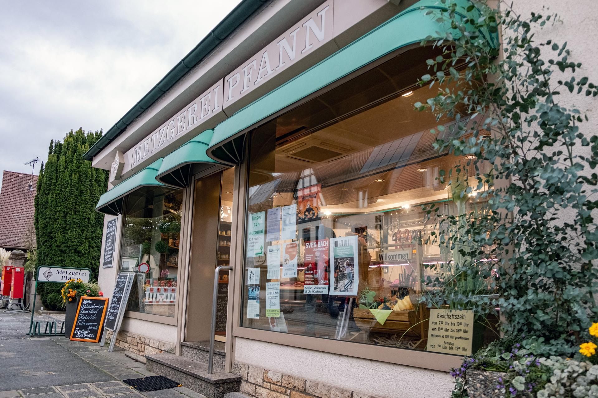 Außenansicht der Metzgerei Pfann mit Schaufenster, Markise und regionalem Angebot.