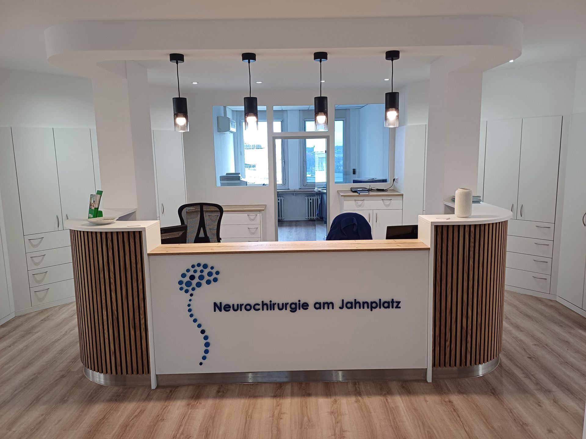 Ein Empfangstresen mit der Aufschrift Neurochirurgie darauf