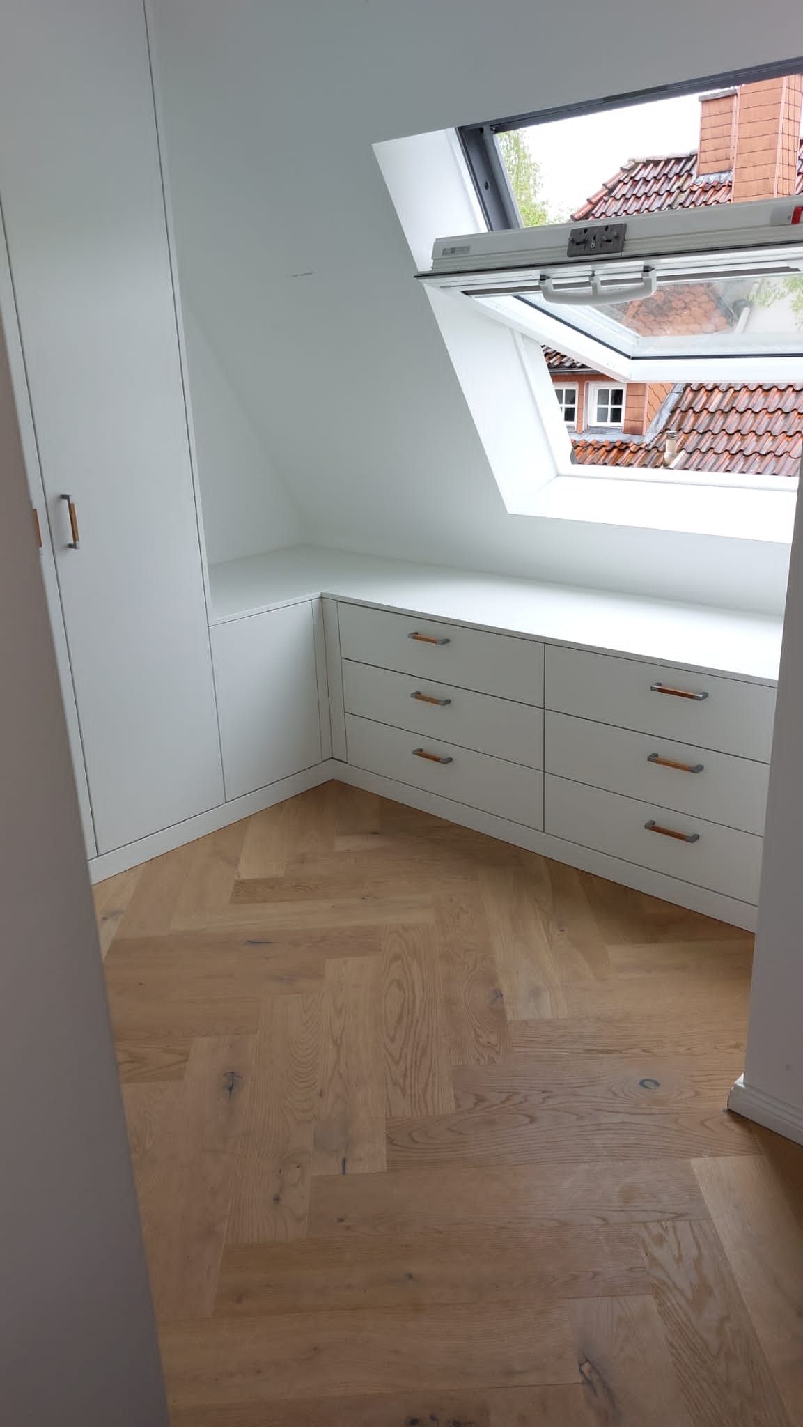 In der Ecke des Zimmers ist ein Fenster.
