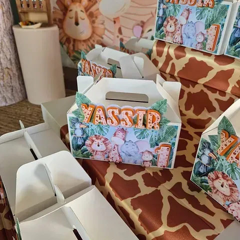 Una caja con el nombre Yassir en ella