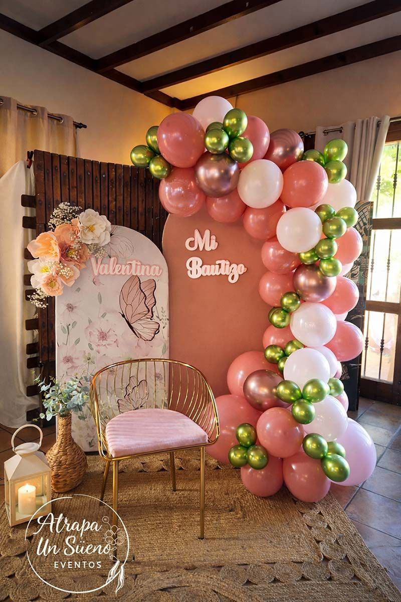 Montaje de fiesta con globos, silla y fondo. Colores: rosa, verde y blanco. Letrero de 