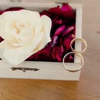 Una habitación con un cartel que dice 