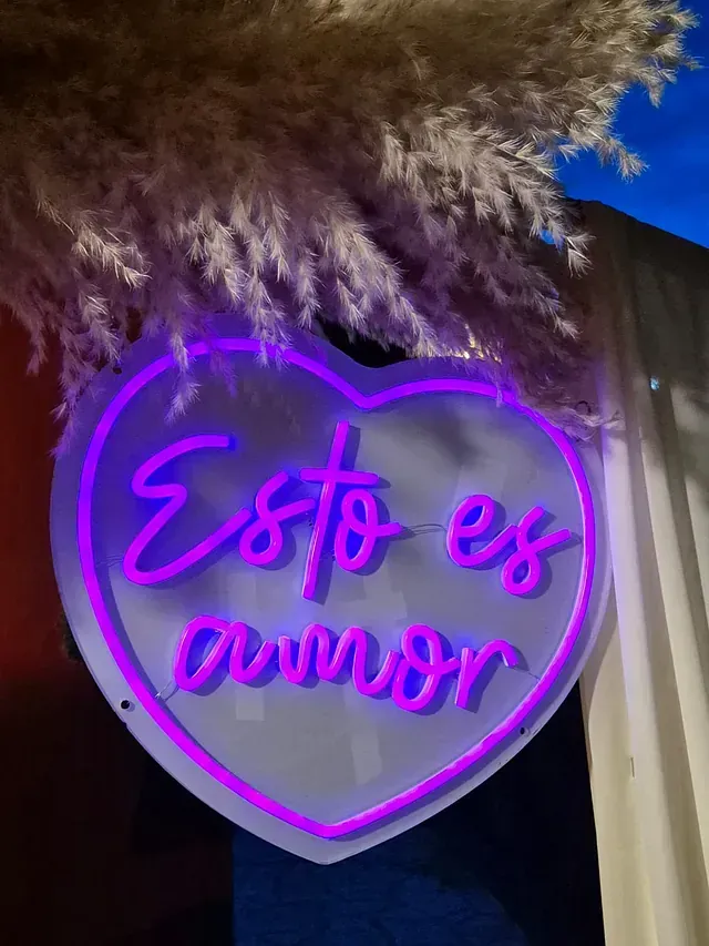 Un letrero de neón en forma de corazón con las palabras 