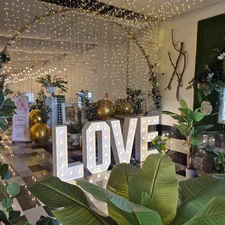 Una habitación con un cartel que dice 