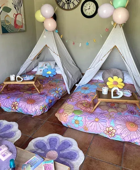 Dos tipis están sentados uno al lado del otro en una habitación.