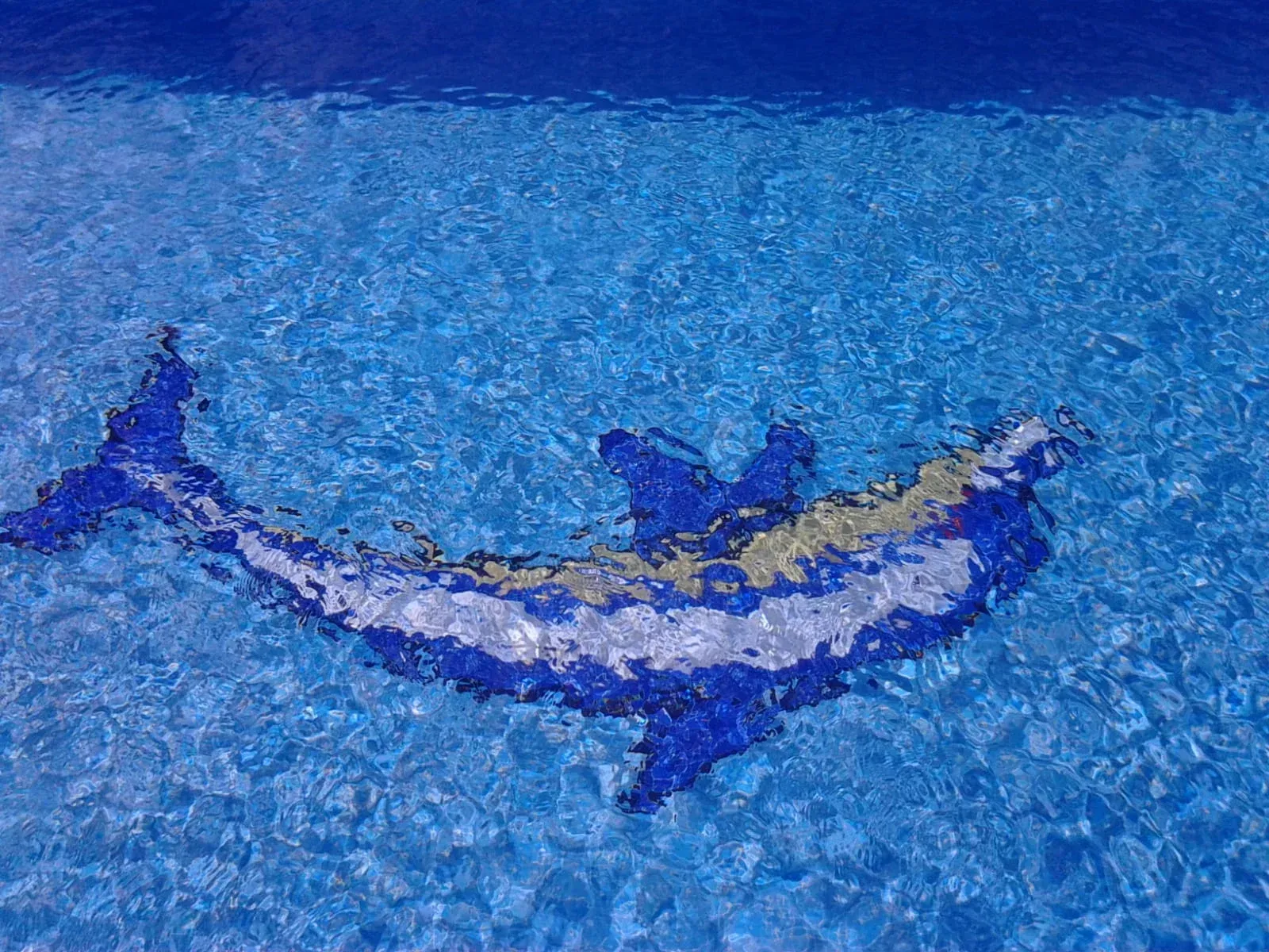 Mosaico azul de un marlín saltando sobre el fondo de una piscina de color azul brillante.