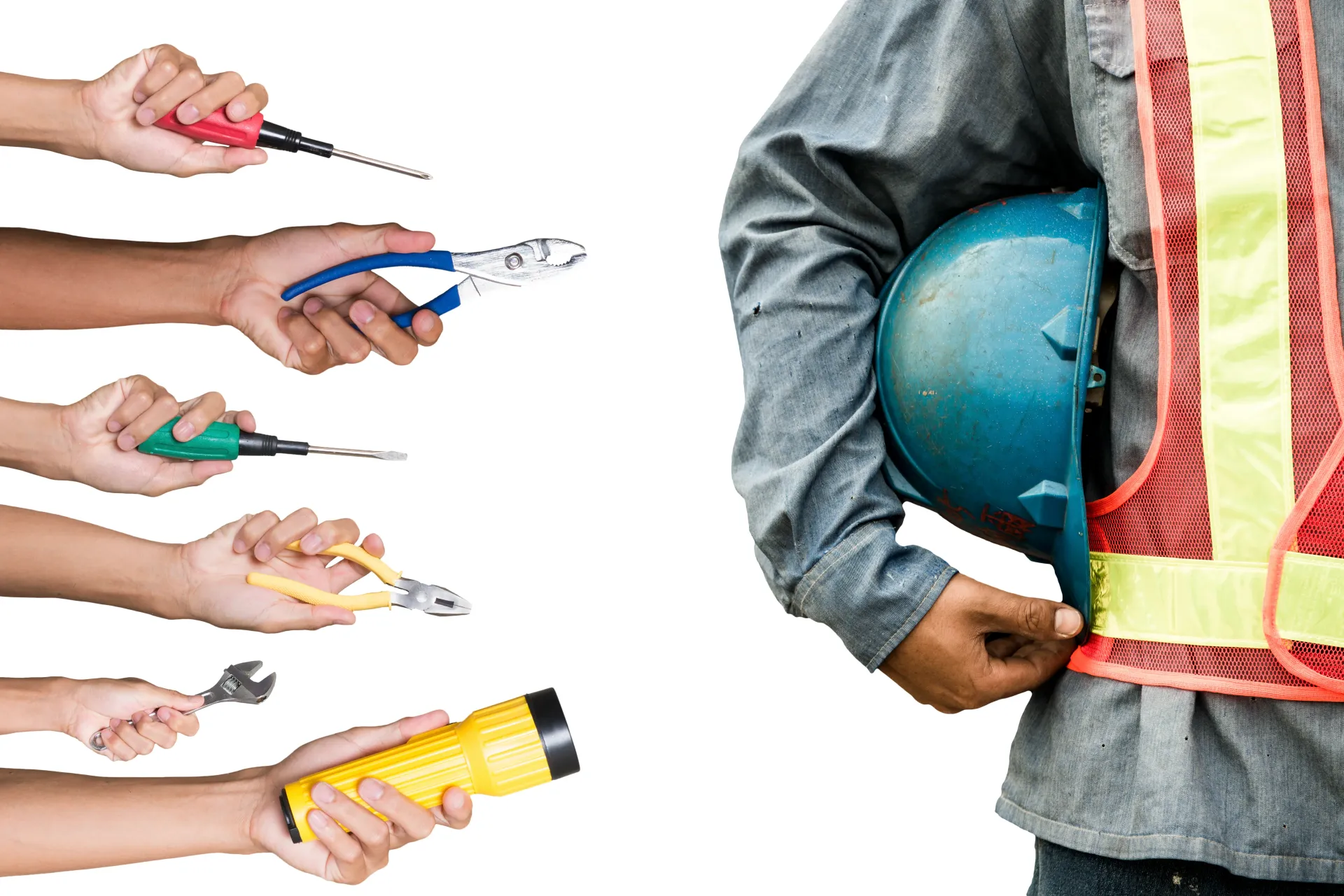 Manos que sostienen jeringas de colores apuntando a un trabajador que lleva un casco azul y un chaleco de seguridad.