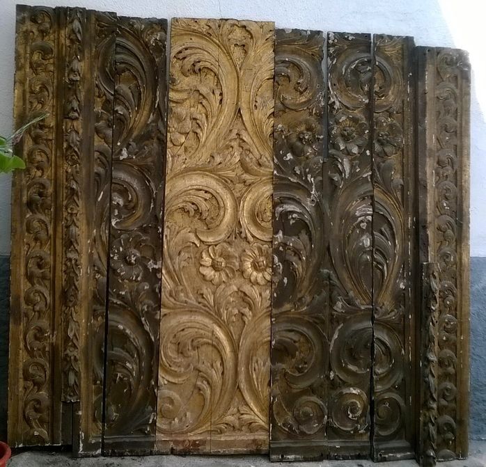 Painéis de madeira ornamentados.