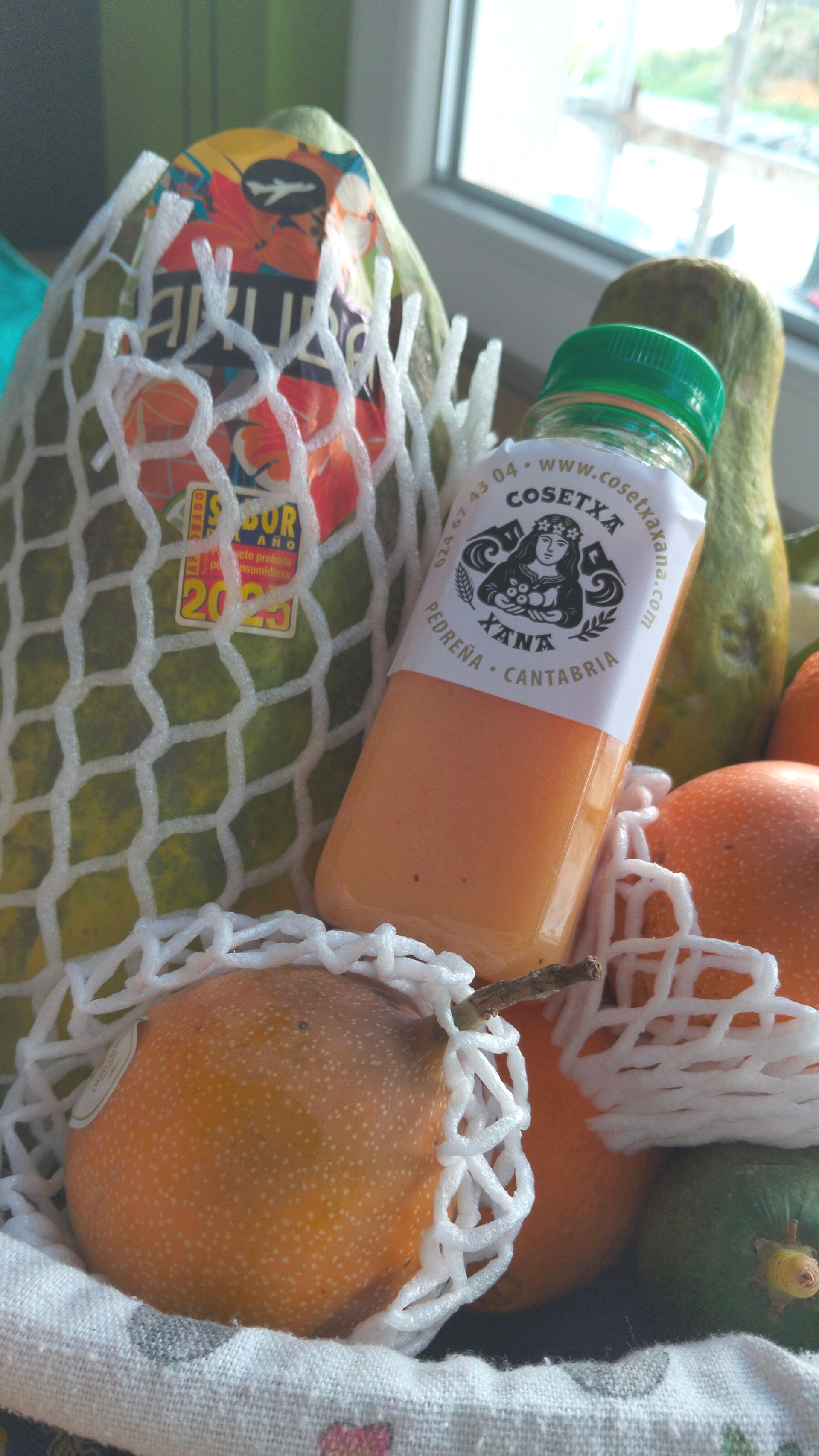 Batido de bayas en frasco de vidrio con fruta sobre una mesa de madera.