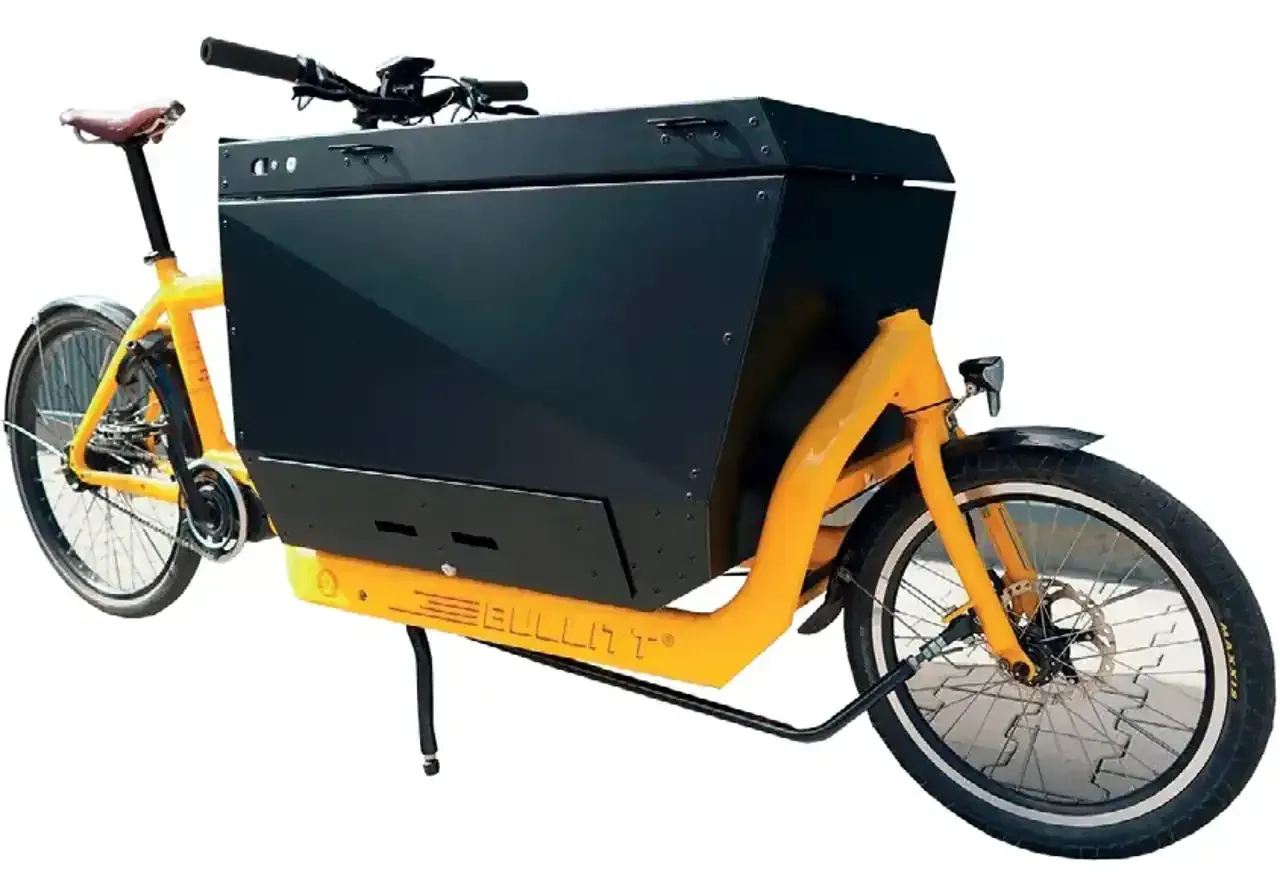 Bicicleta de carga amarilla con compartimento de almacenamiento negro.