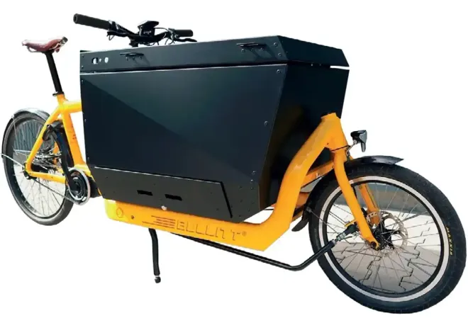 Bicicleta de carga amarilla con compartimento de almacenamiento negro.