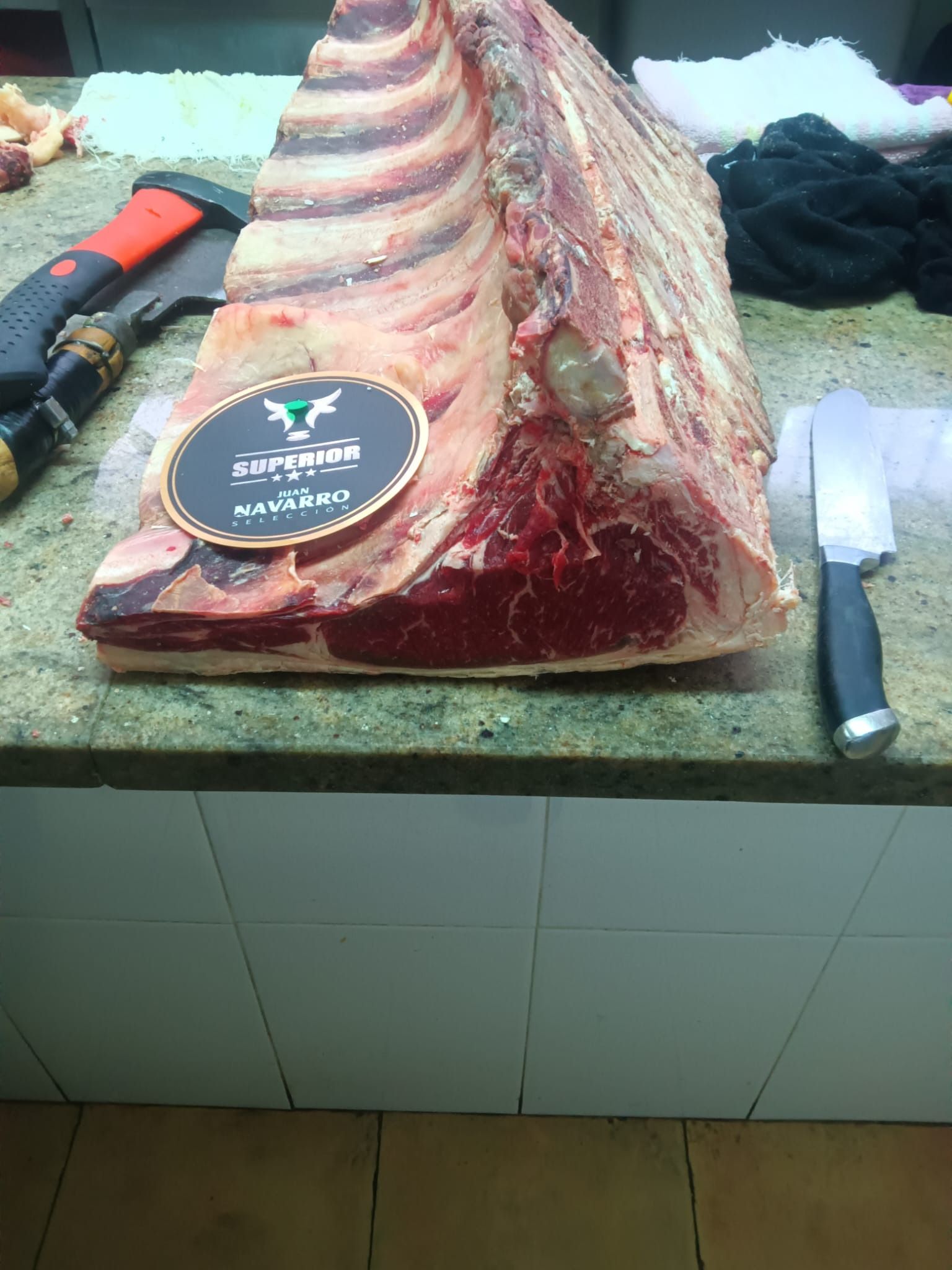 Un gran trozo de carne reposa sobre un mostrador.