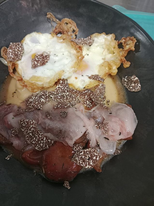 Un primer plano de un plato de comida con huevos y carne.