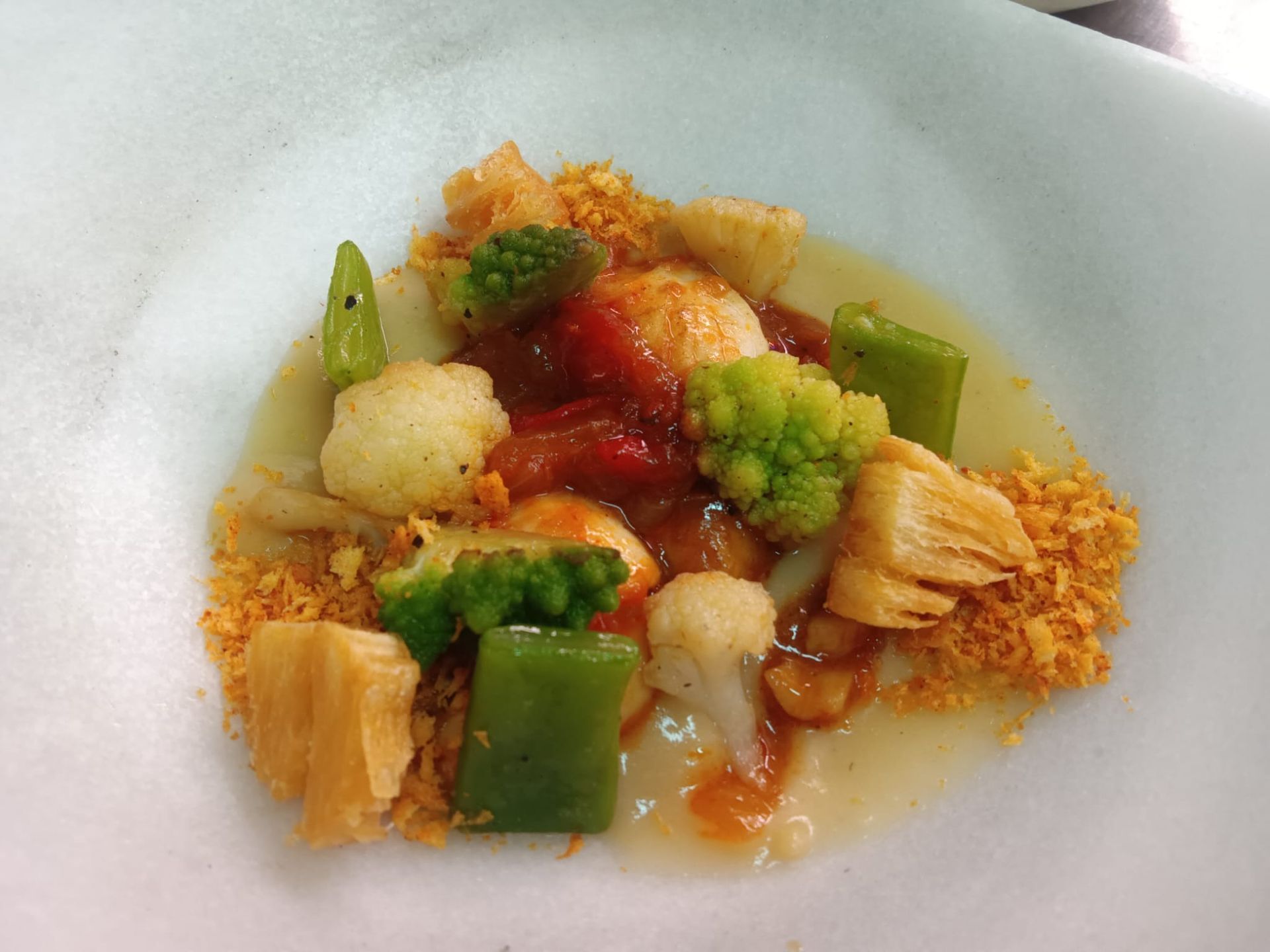 Un plato blanco cubierto con una variedad de verduras.