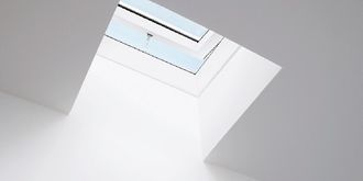 Helles Flachdachfenster mit blauem Himmel