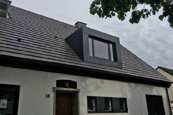 modernes neu gedecktes Dach in grau