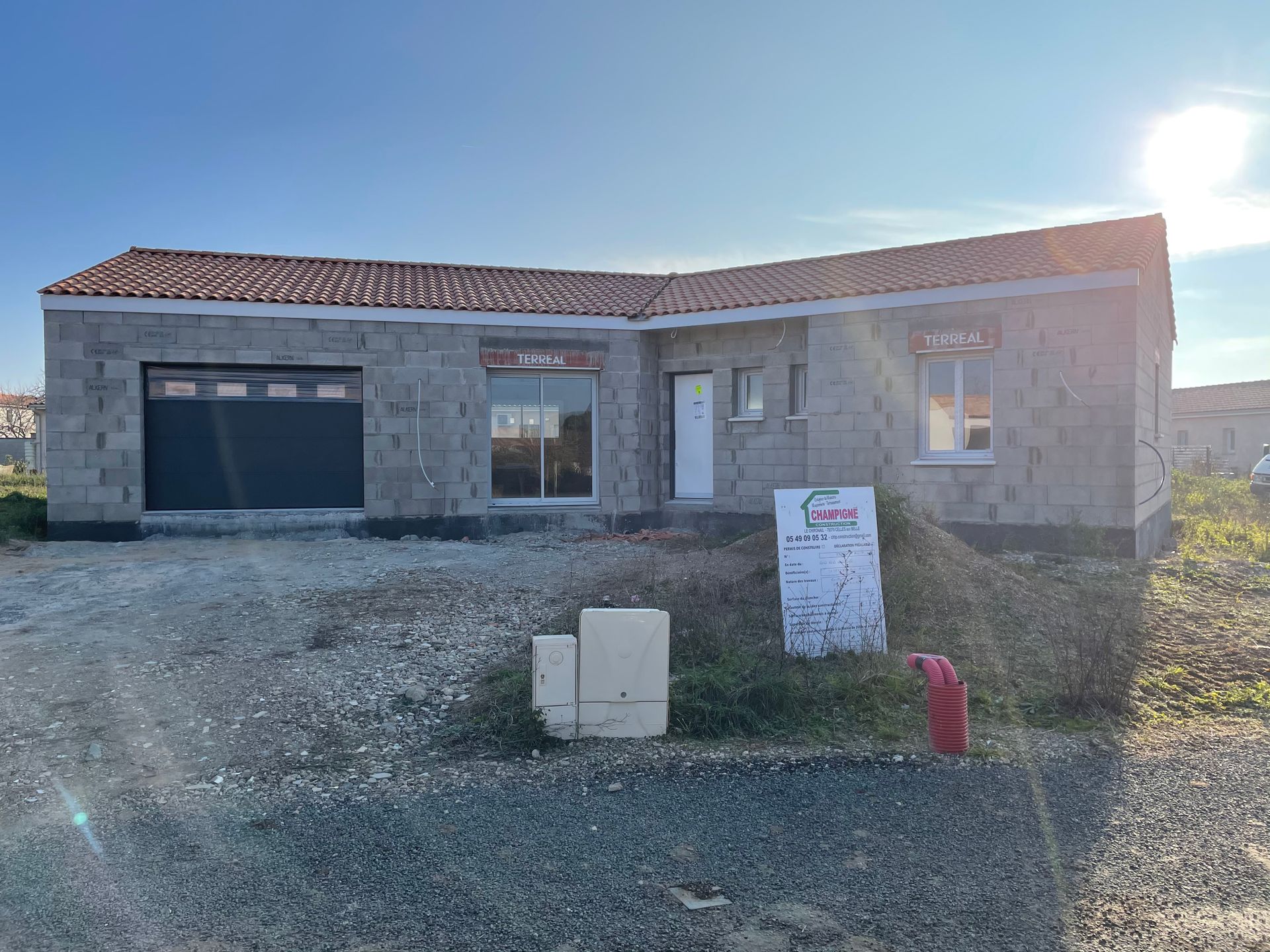 Construction de murs en parpaings en gros plan