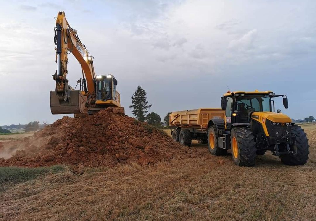 Terrassement avec un engin de couleur jaune