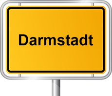 Gelbes Straßenschild mit der Aufschrift „Darmstadt“ an einem Pfosten