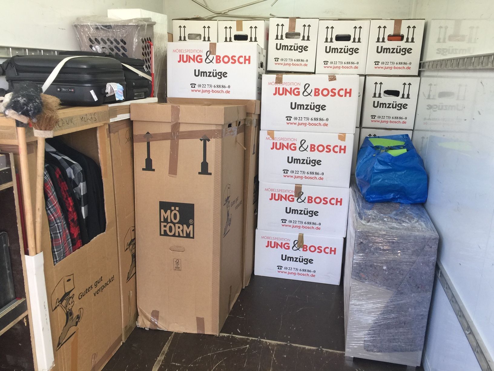 Ein Haufen Kisten sind übereinander gestapelt und auf einer davon steht „mo form“