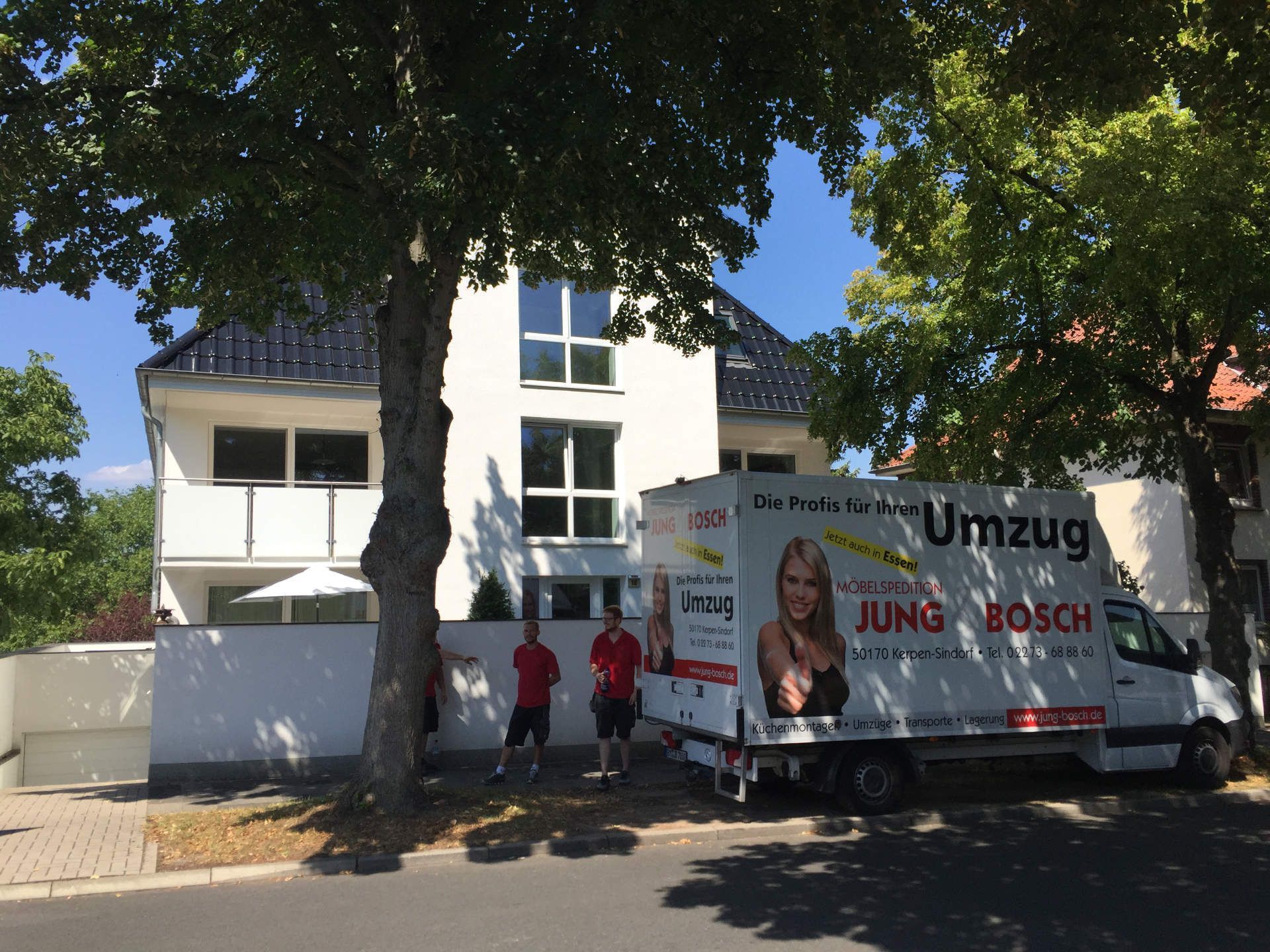 Ein weißer LKW mit dem Wort „Umzug“ darauf