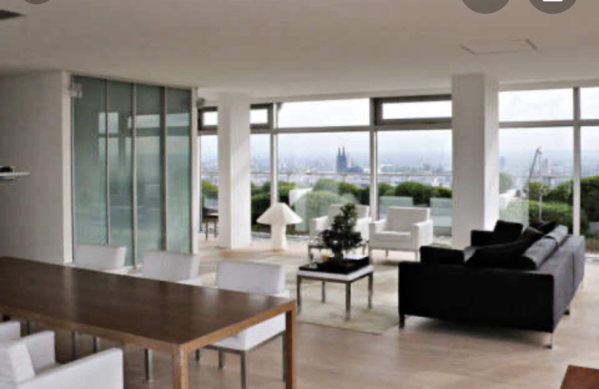 Ein Wohnzimmer mit einer Couch, einem Tisch und Stühlen