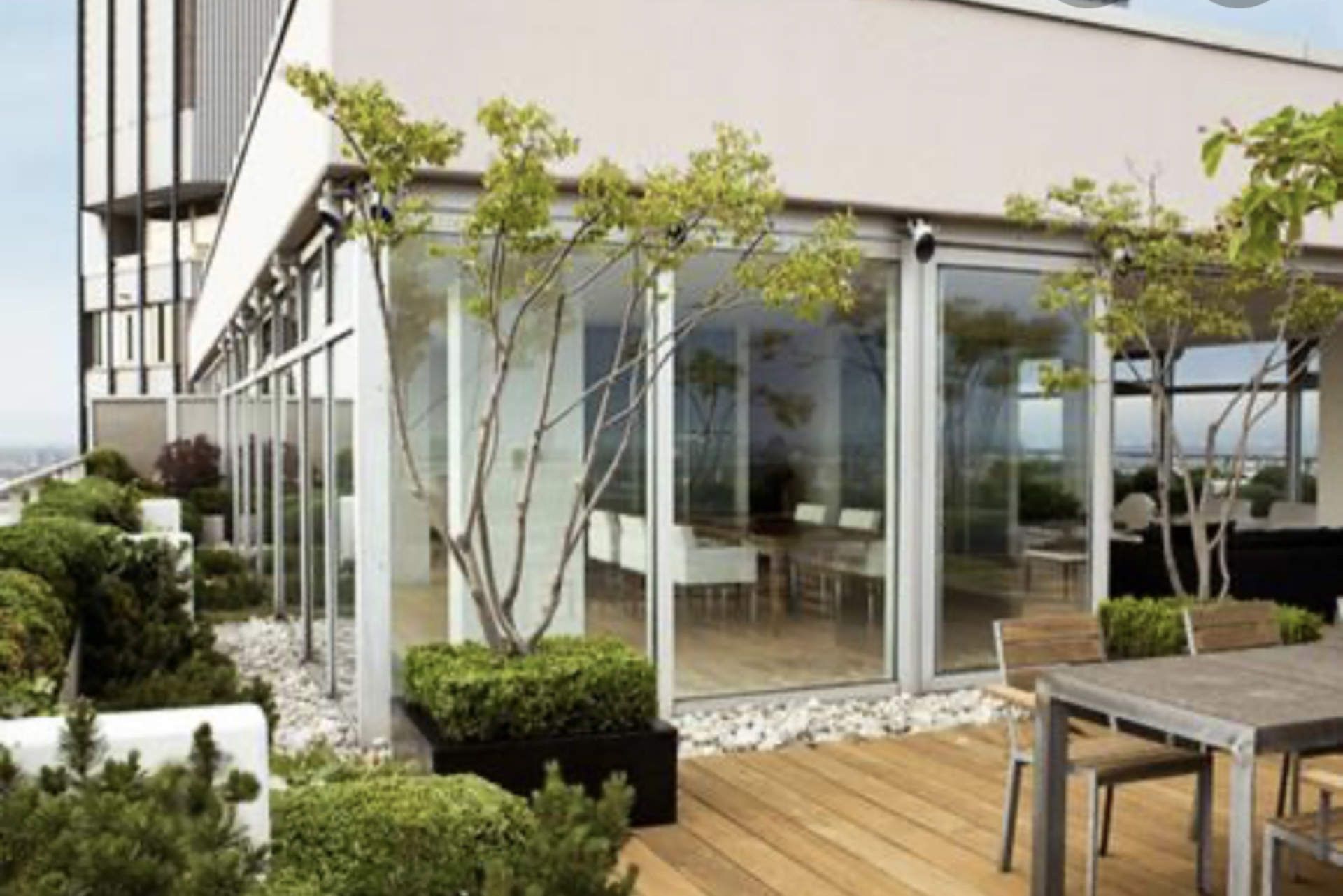 Es gibt eine Terrasse mit Tisch und Stühlen.