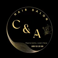 Logotipo de peluquer&iacute;a en negro y dorado con las letras "C&A". Incluye n&uacute;mero de tel&eacute;fono y direcci&oacute;n.