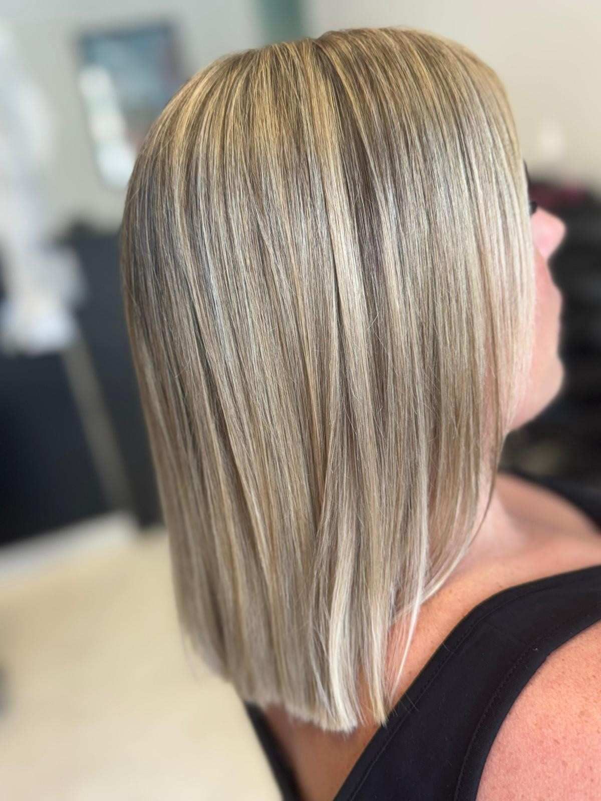 Peinado bob rubio, texturizado con aspecto rizado, estilo elegante.