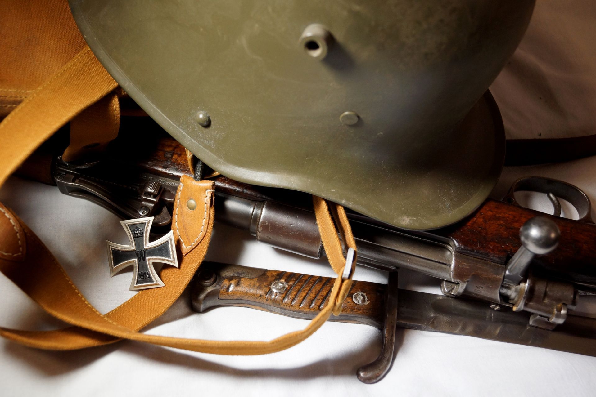 Casque, fusil, baïonnette et pendentif Croix de fer allemands de la Seconde Guerre mondiale.