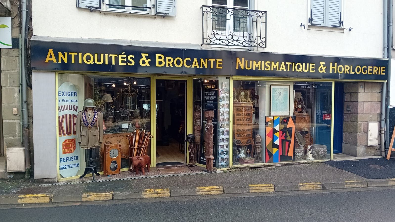 Magasin d'antiquaire.