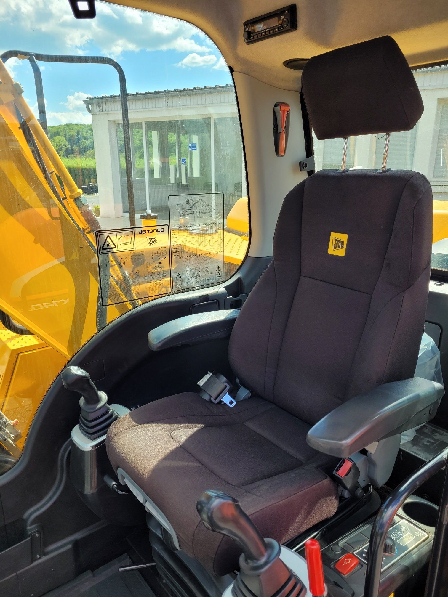 Siège d'une pelle jaune