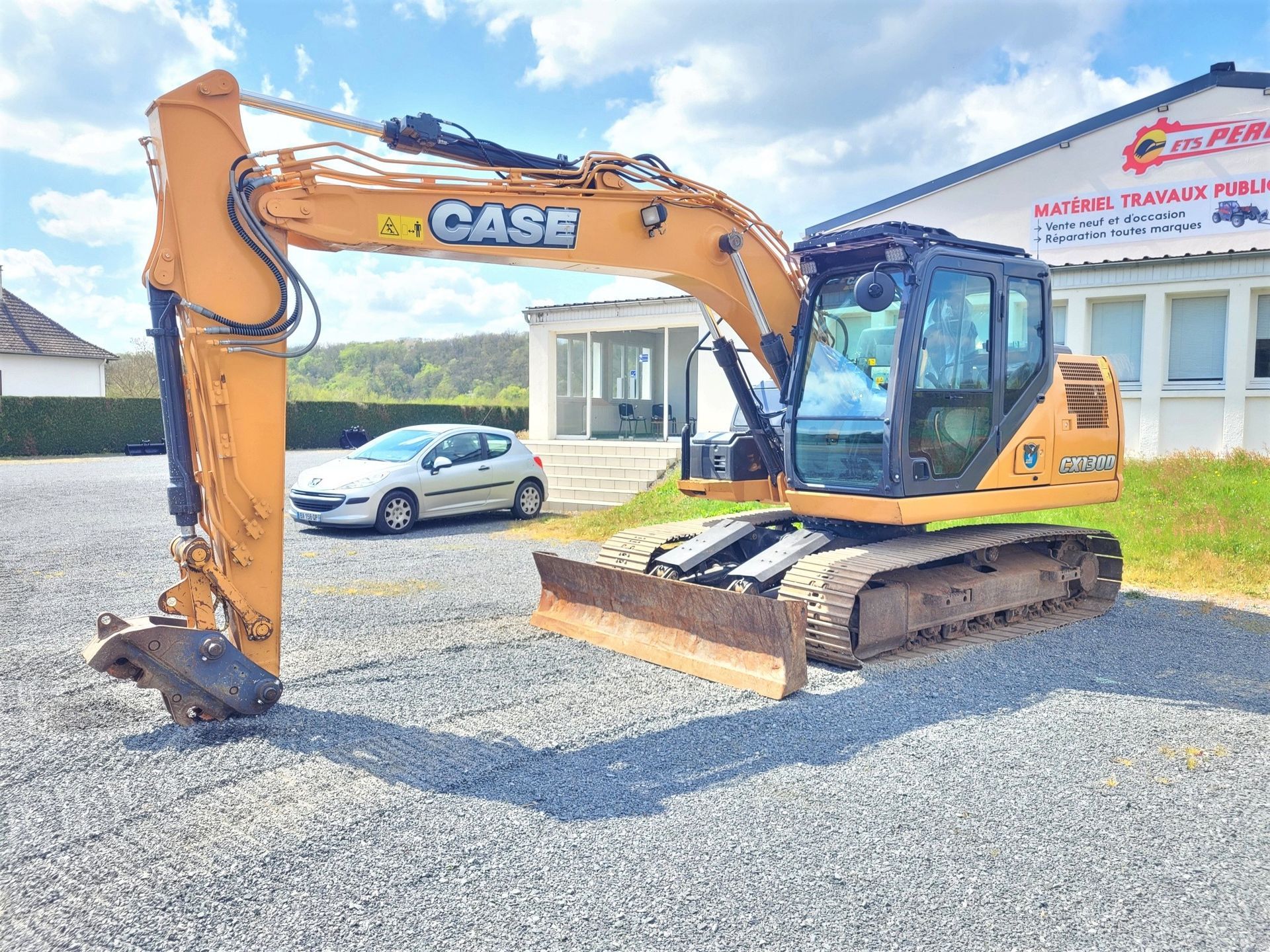 Un engin de chantier jaune
