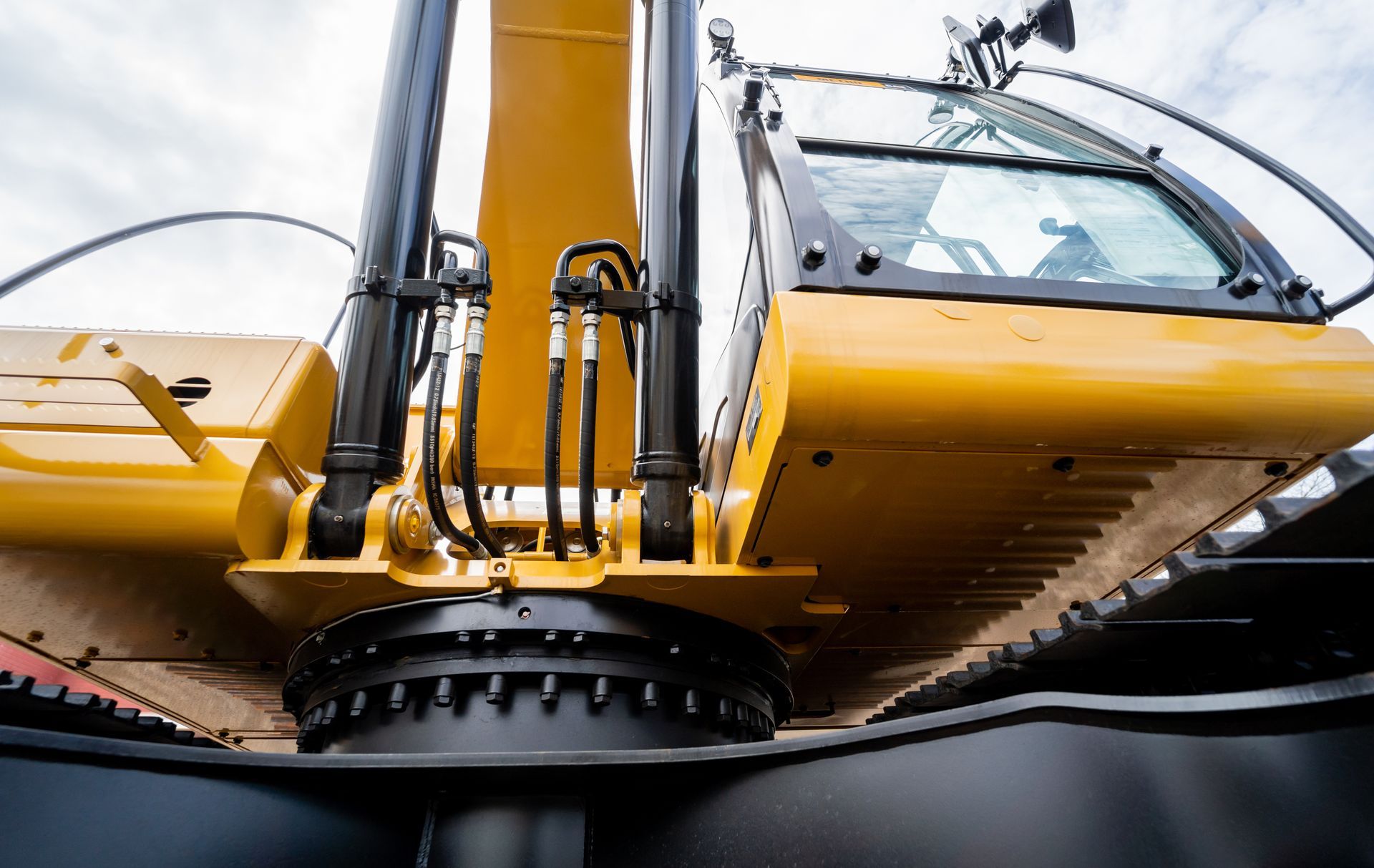 Un engin agricole jaune