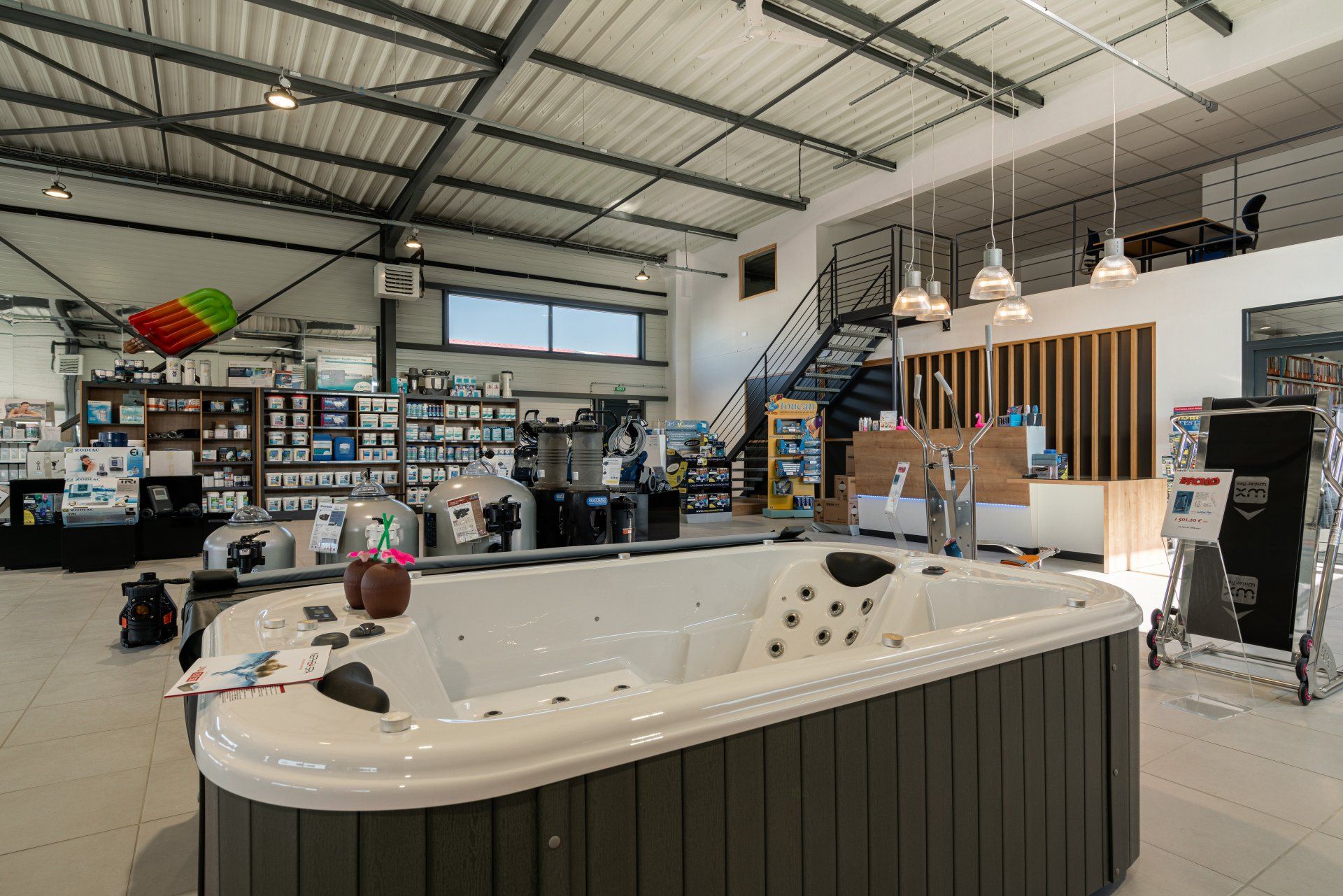 Exposition intérieure de M.F Piscines