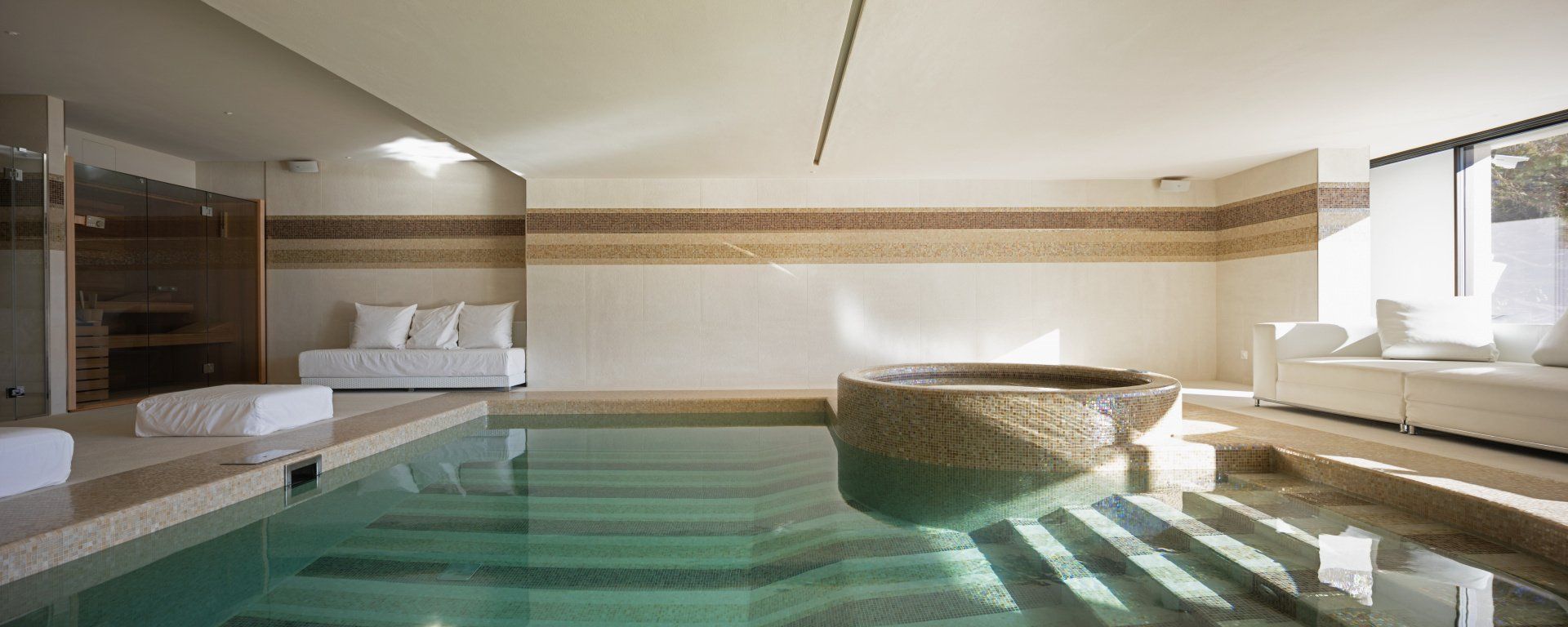 Piscines intérieures de pierre