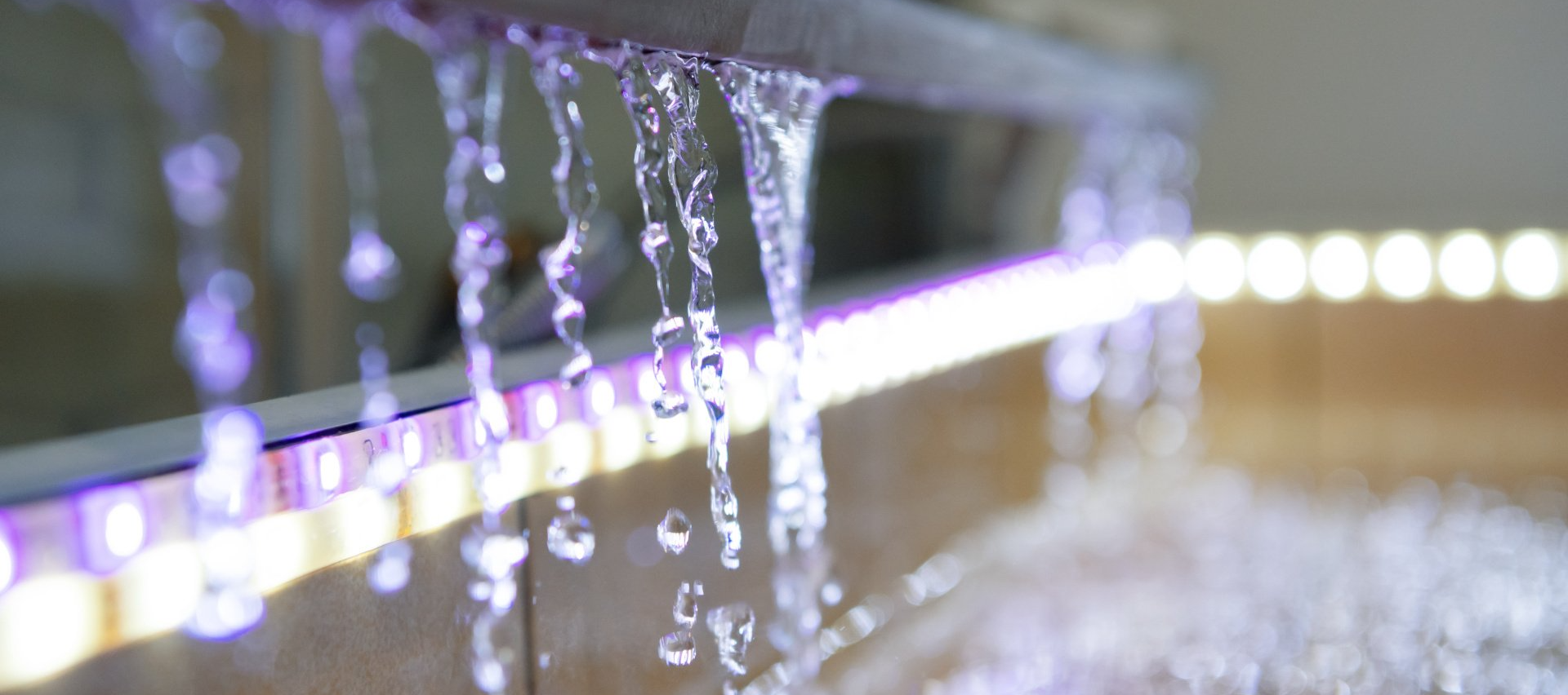 Rebord de douche sensorielle ruisselant d'eau